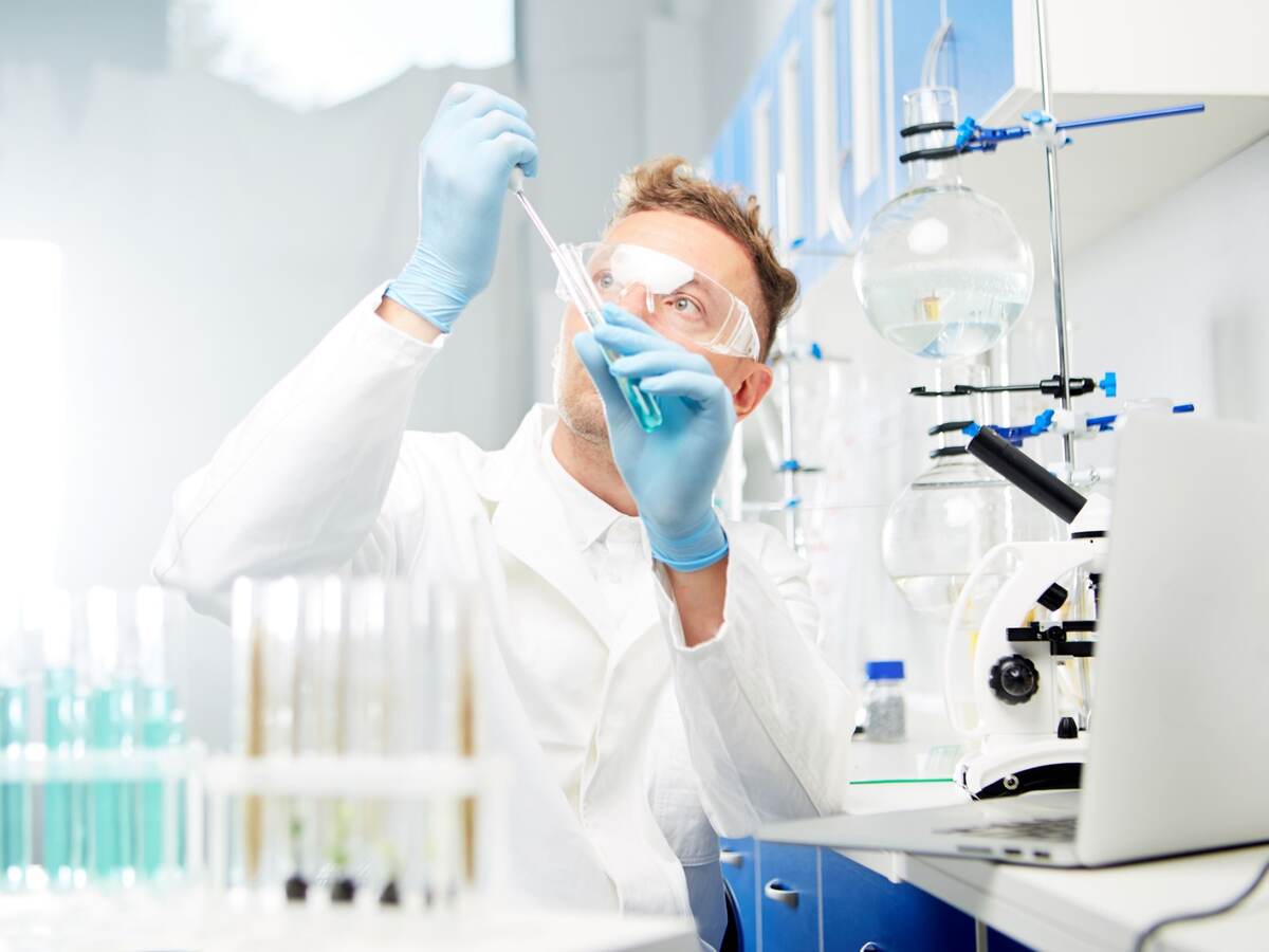 Man working in laboratory.